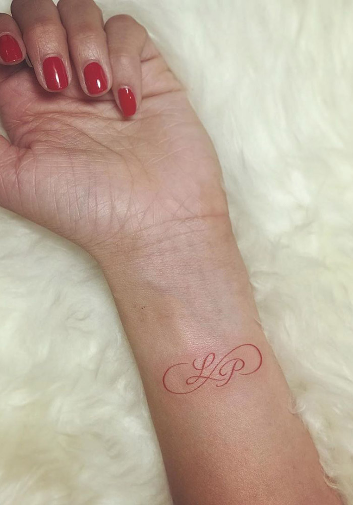 маленькие татуировки монограмма