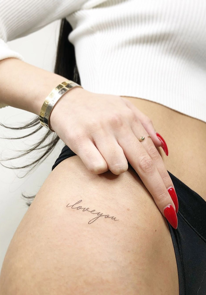 маленькие татуировки на бедре