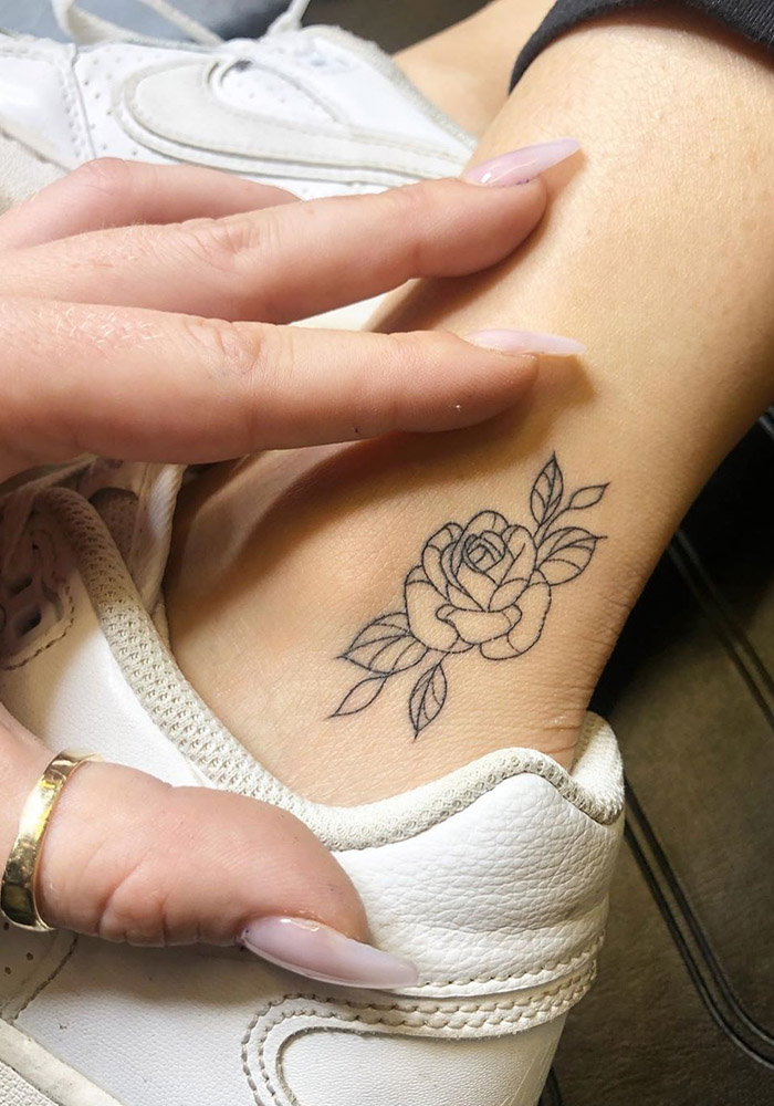 маленькие татуировки на ноге