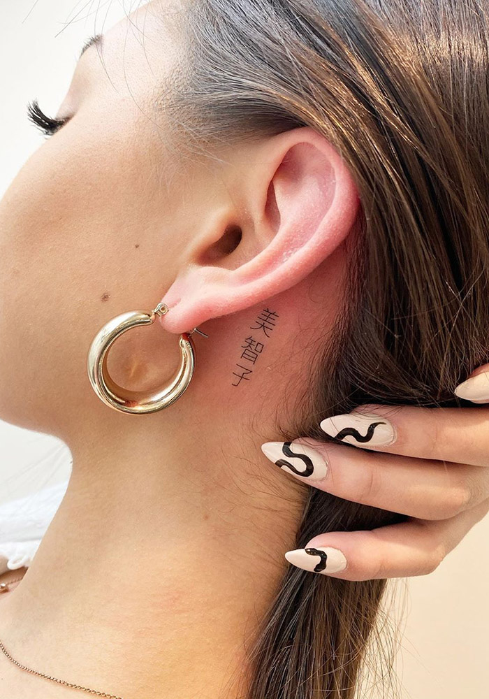 маленькие татуировки на шее