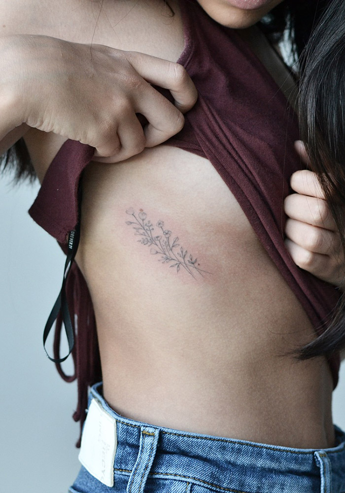 маленькие татуировки под грудью