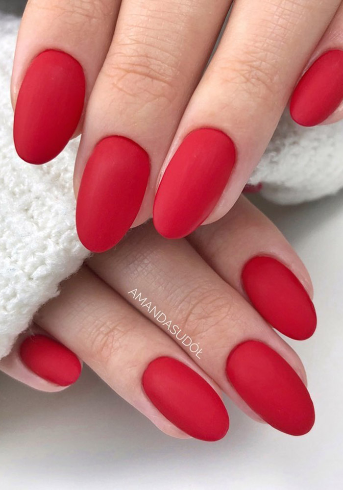 маникюр на 8 марта алый