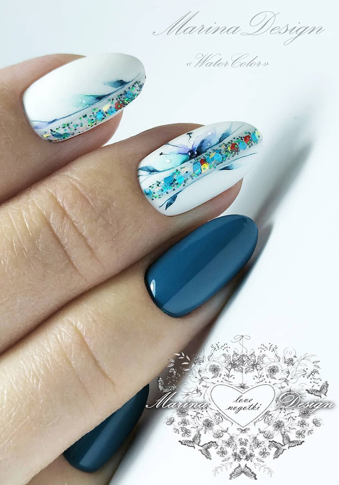 маникюр на 8 марта стразы