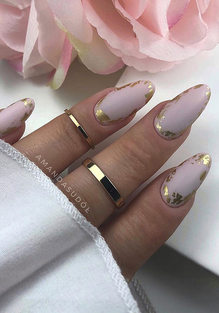 маникюр на 8 марта фольга