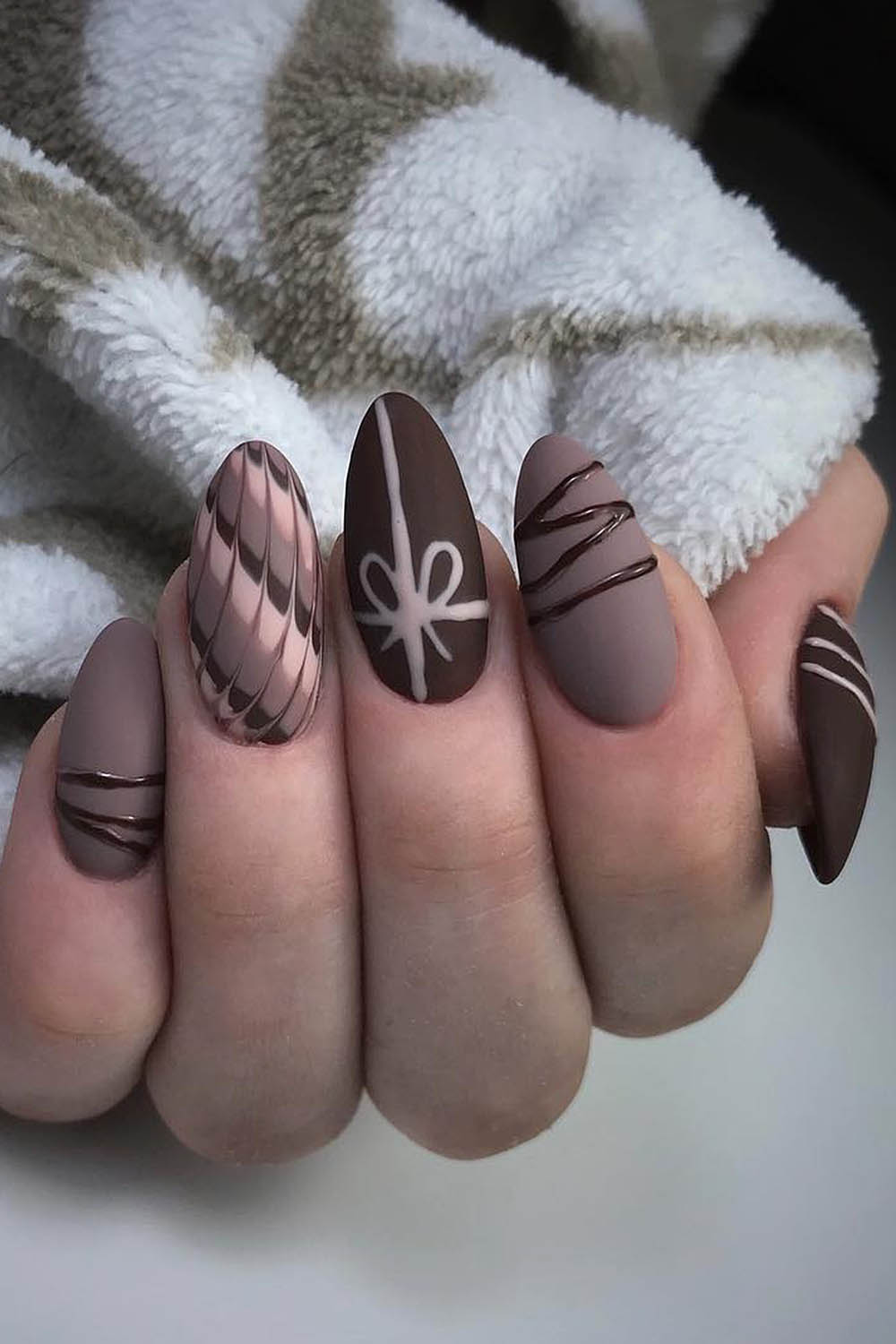 коричневый маникюр бантик