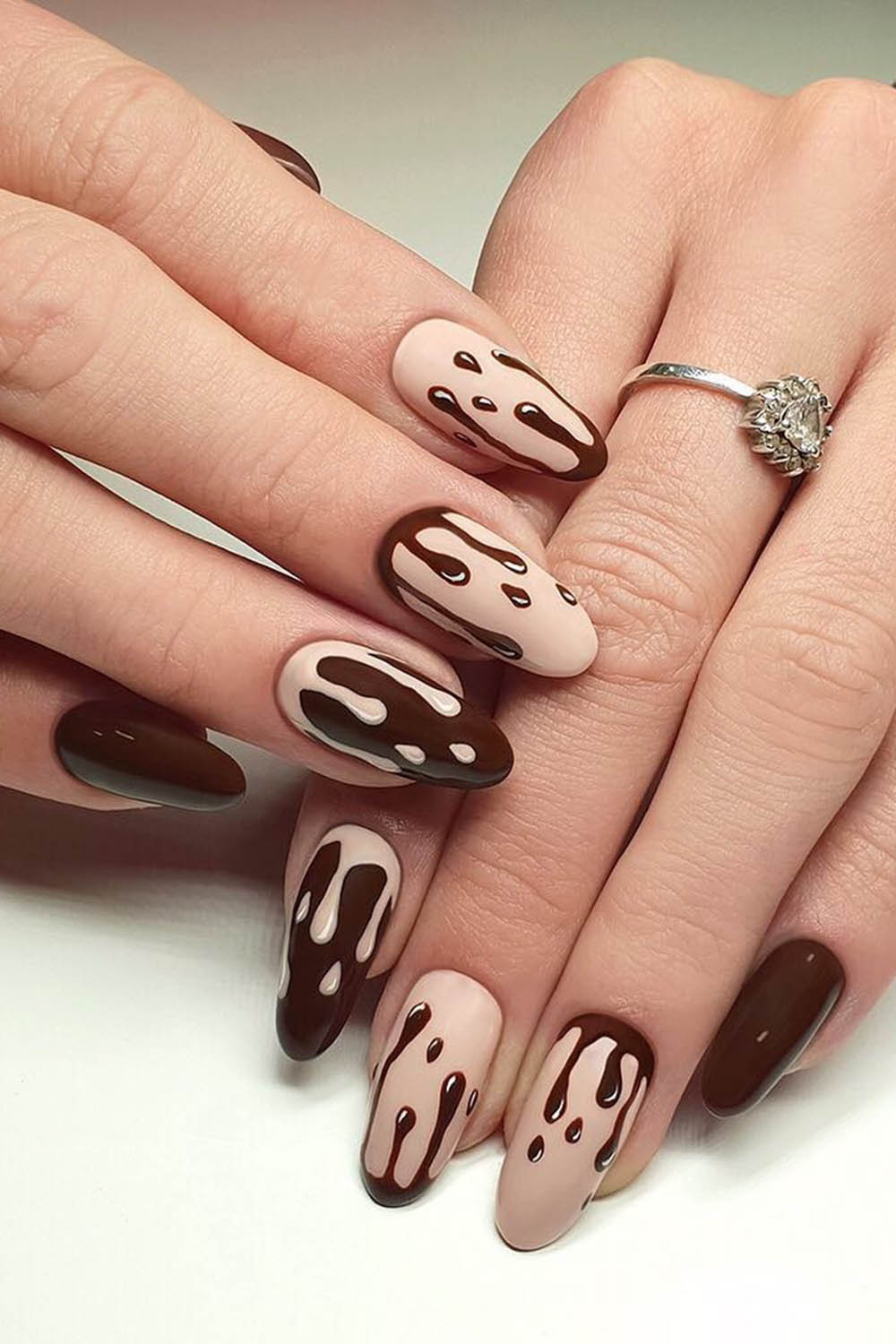 коричневый маникюр глазурь