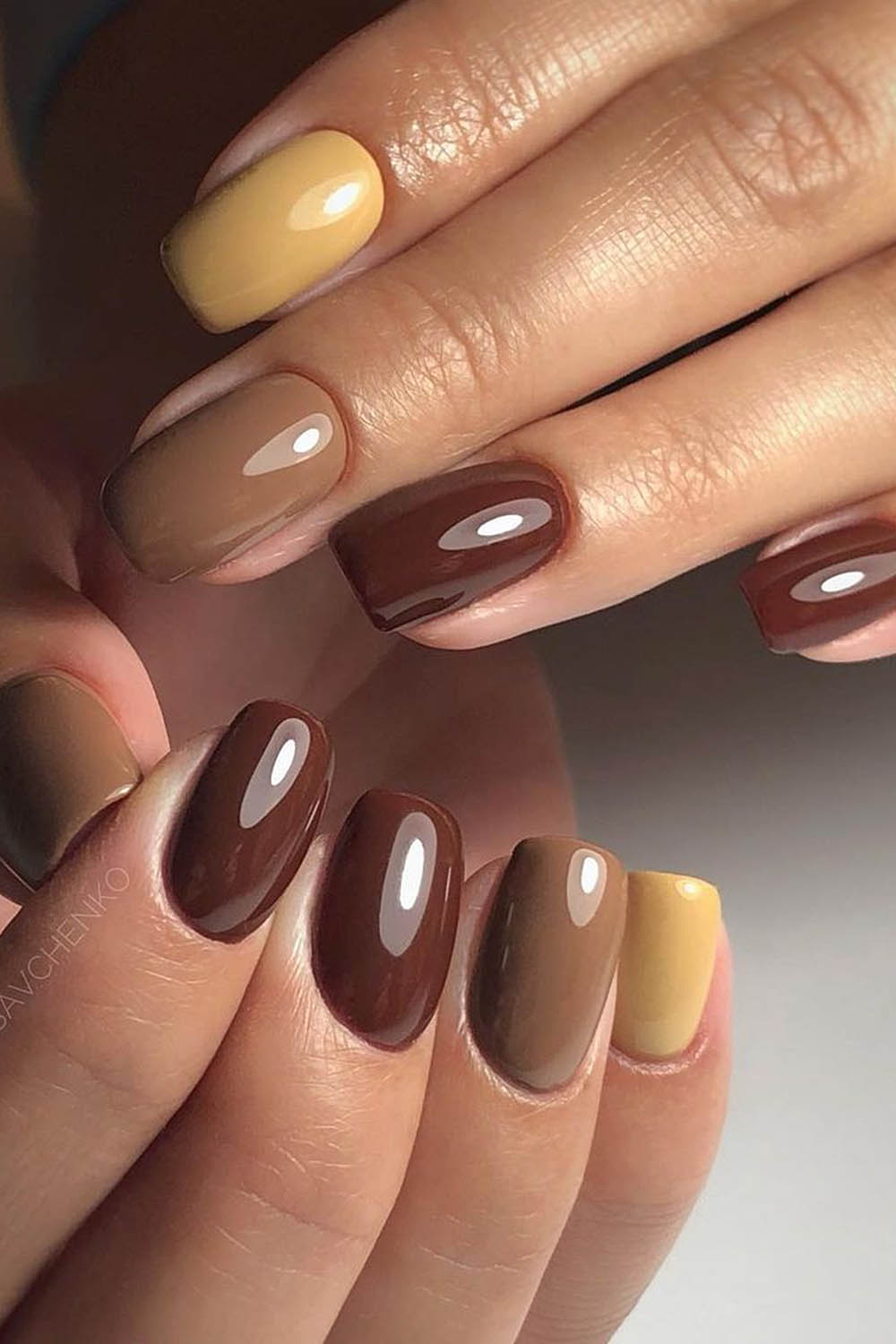 коричневый маникюр глянец