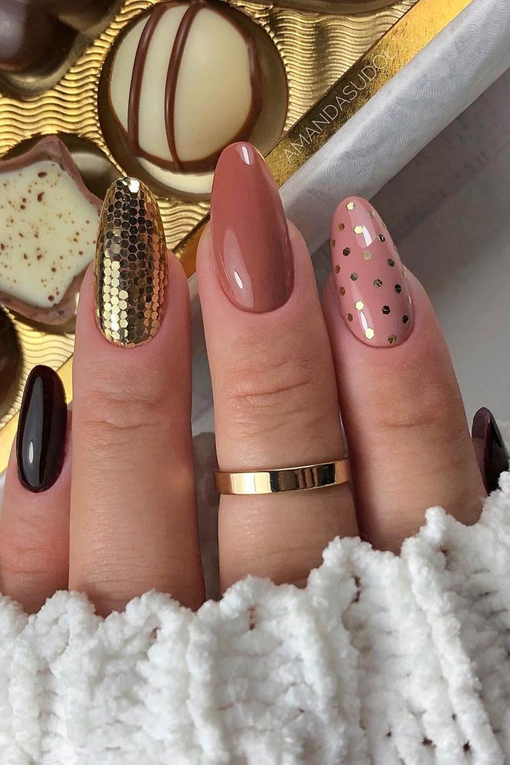 коричневый маникюр горошек