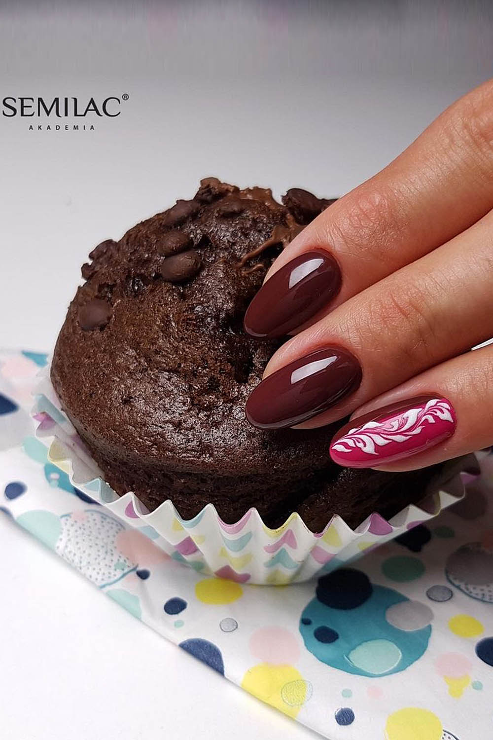 коричневый маникюр кекс