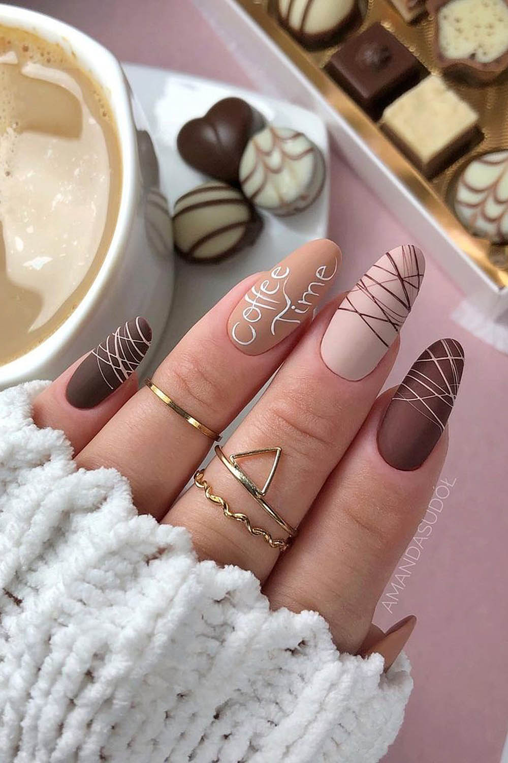 коричневый маникюр конфета