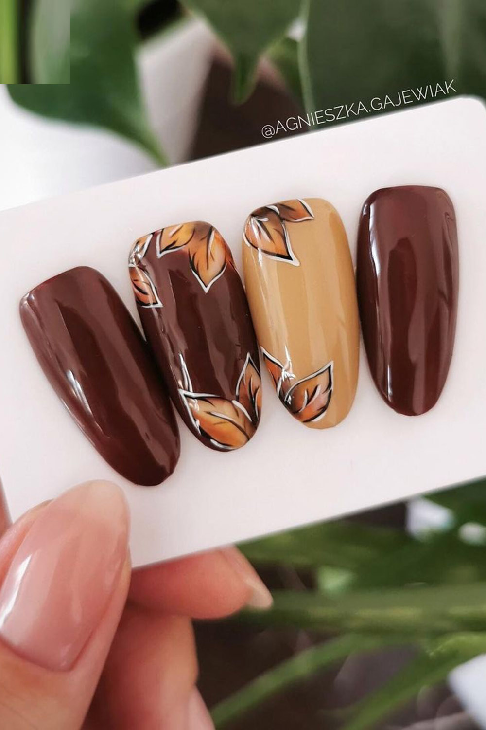 коричневый маникюр листики