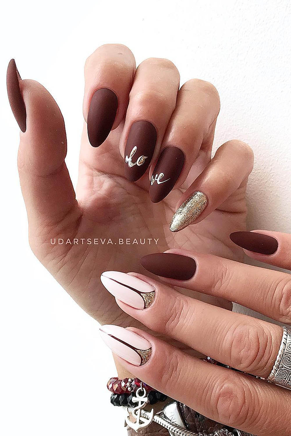 коричневый маникюр надпись