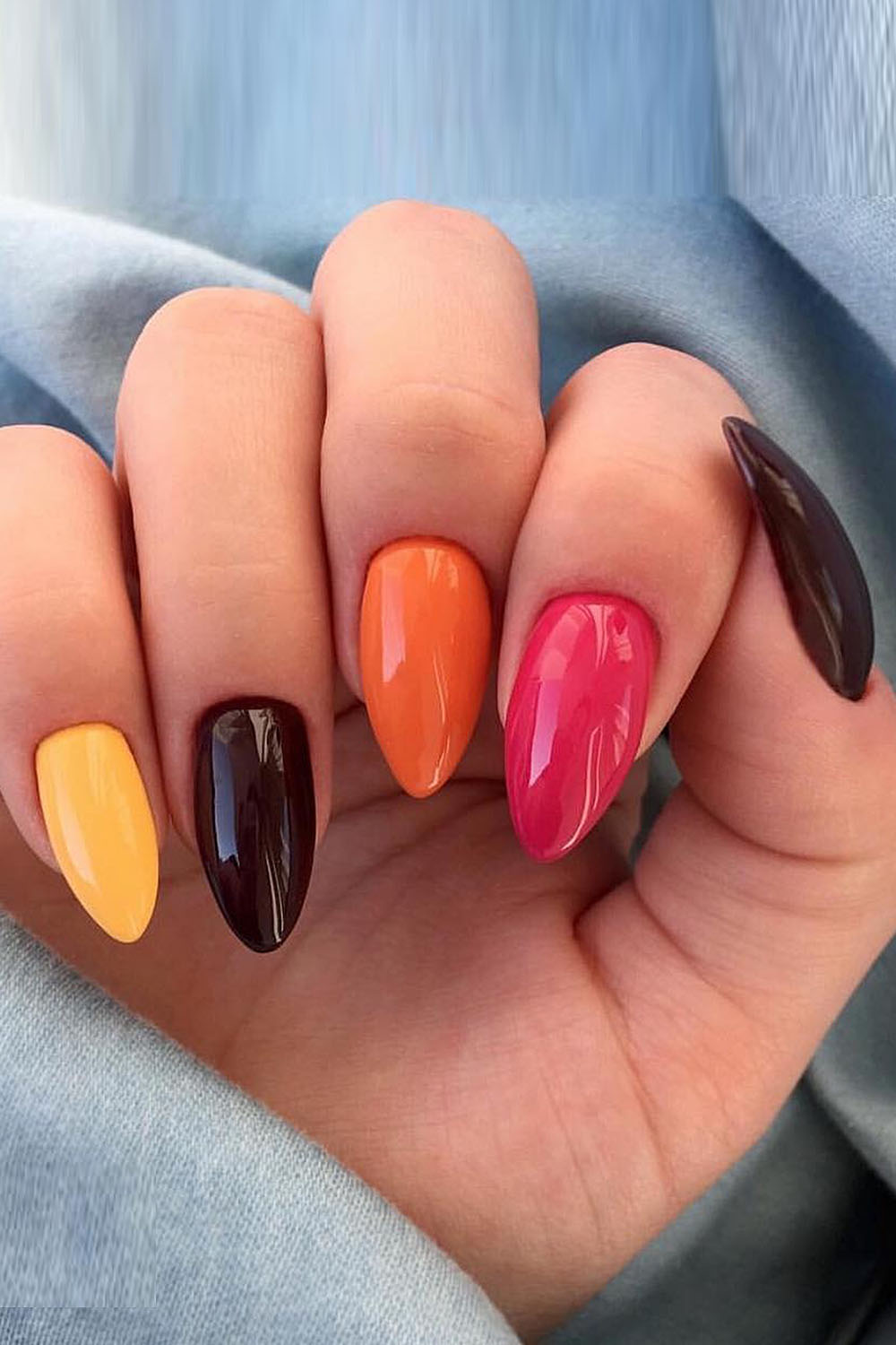 коричневый маникюр один