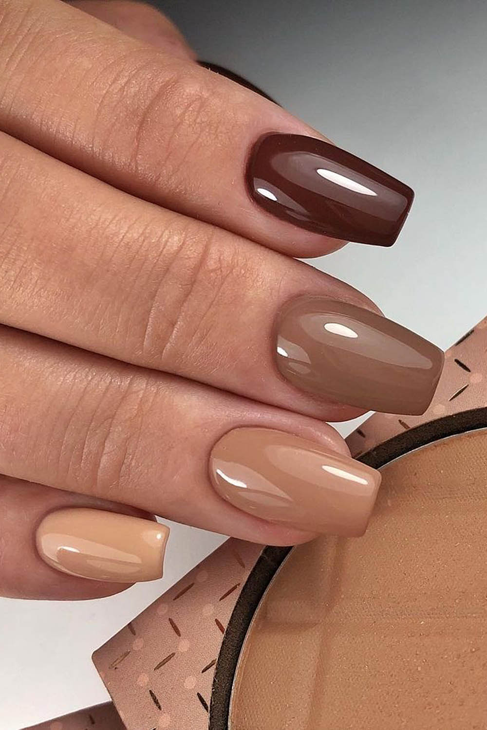 коричневый маникюр оттенки