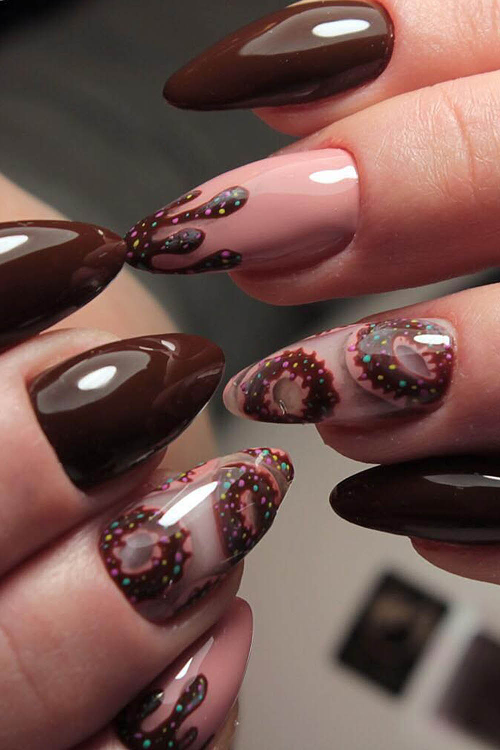 коричневый маникюр пончик