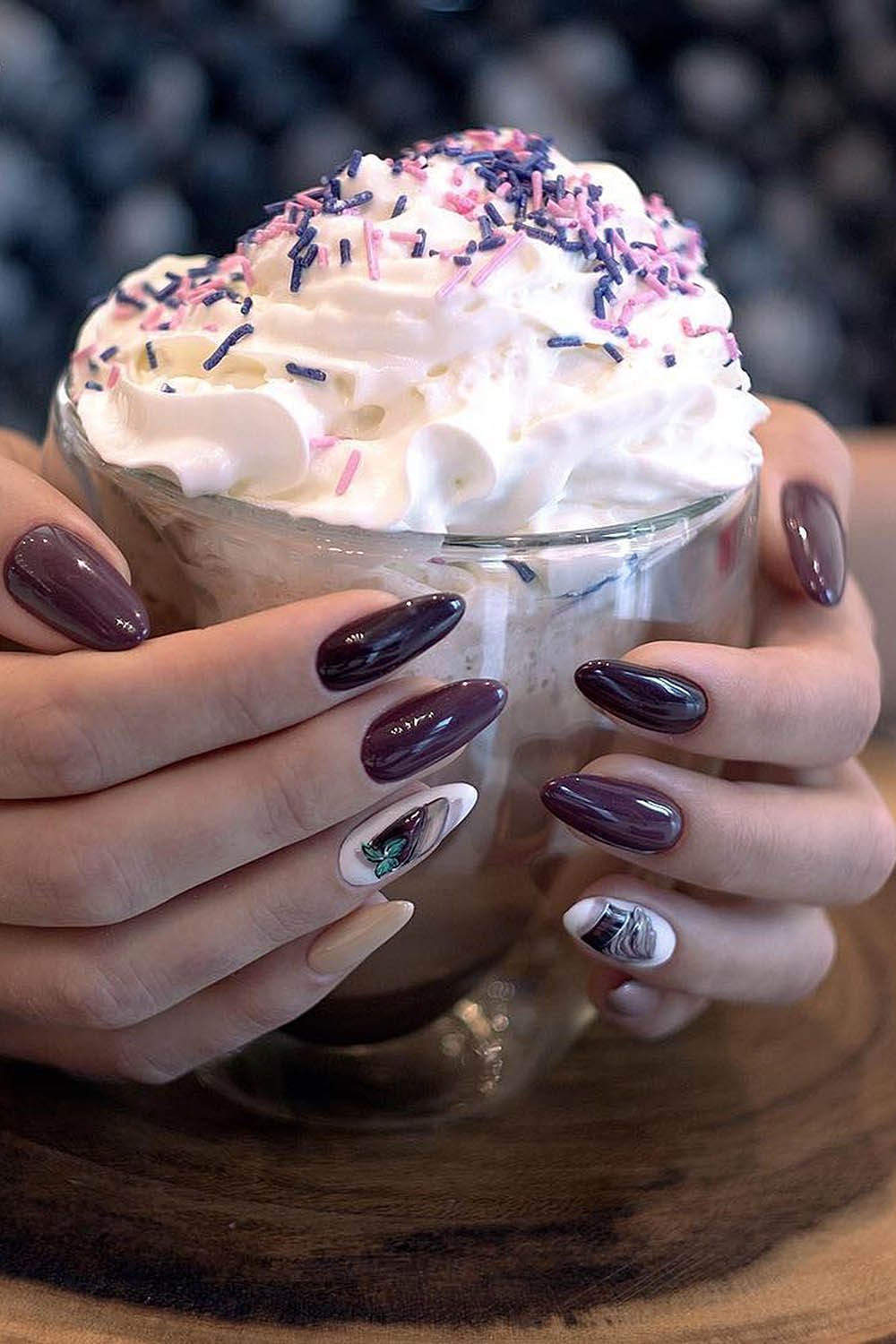 коричневый маникюр сливки