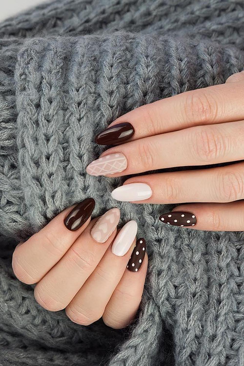 коричневый маникюр шарф