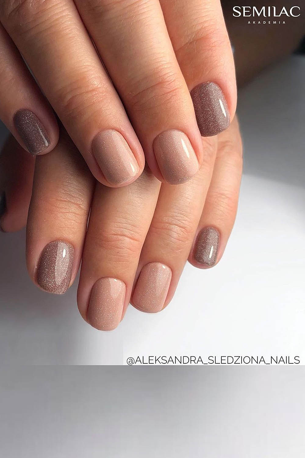 коричневый маникюр