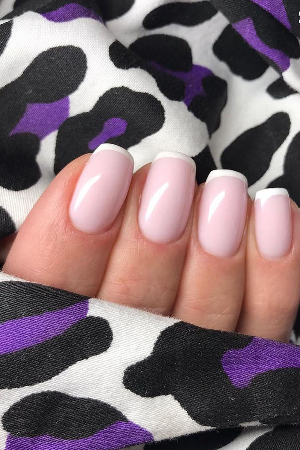 модный маникюр френч сафари фон