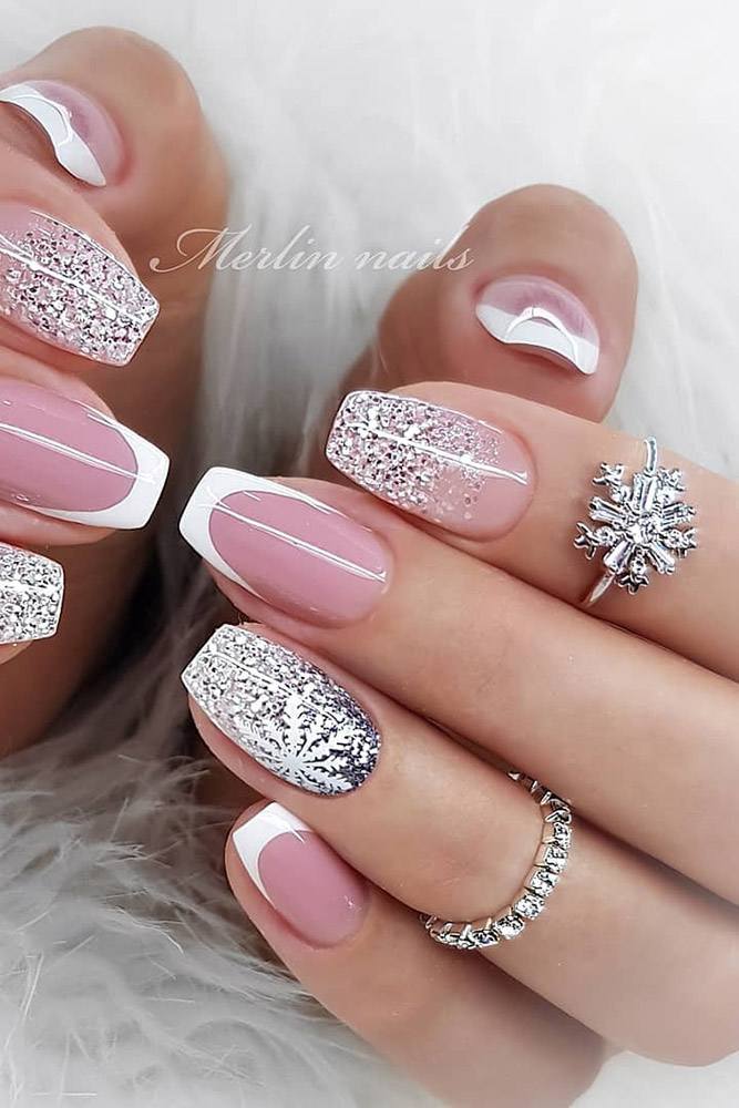 новогодний маникюр френч снежинки