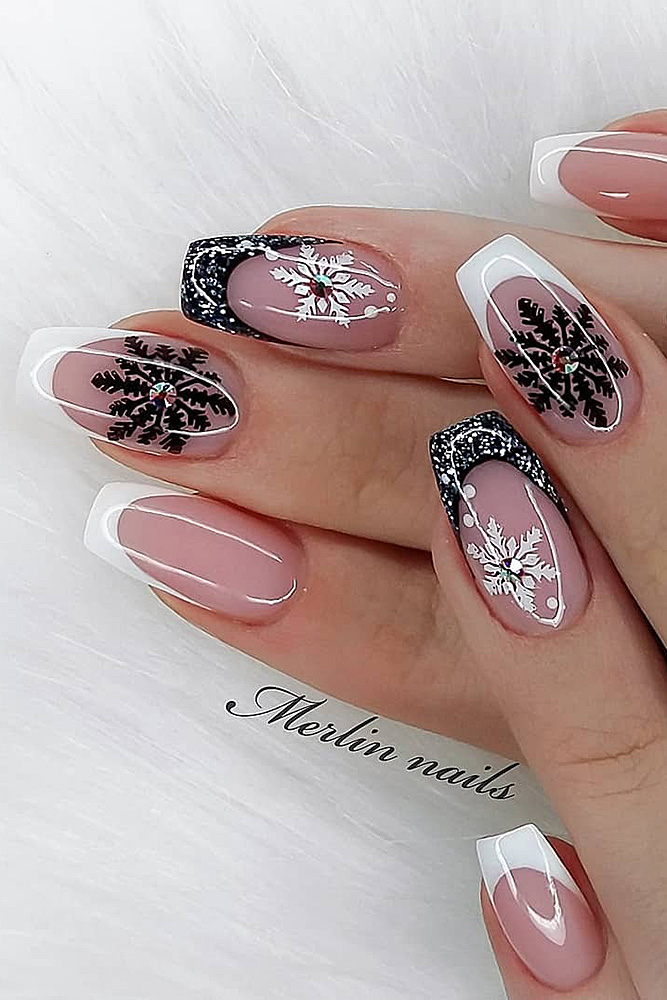 новогодний маникюр френч черные снежинки