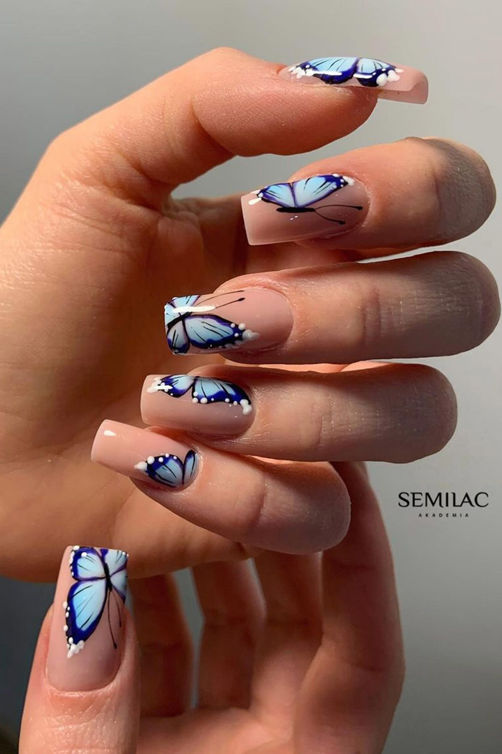 маникюр матовый бабочки
