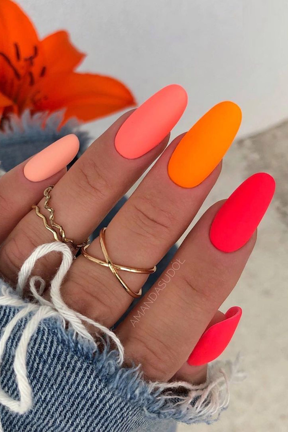 маникюр матовый яркий