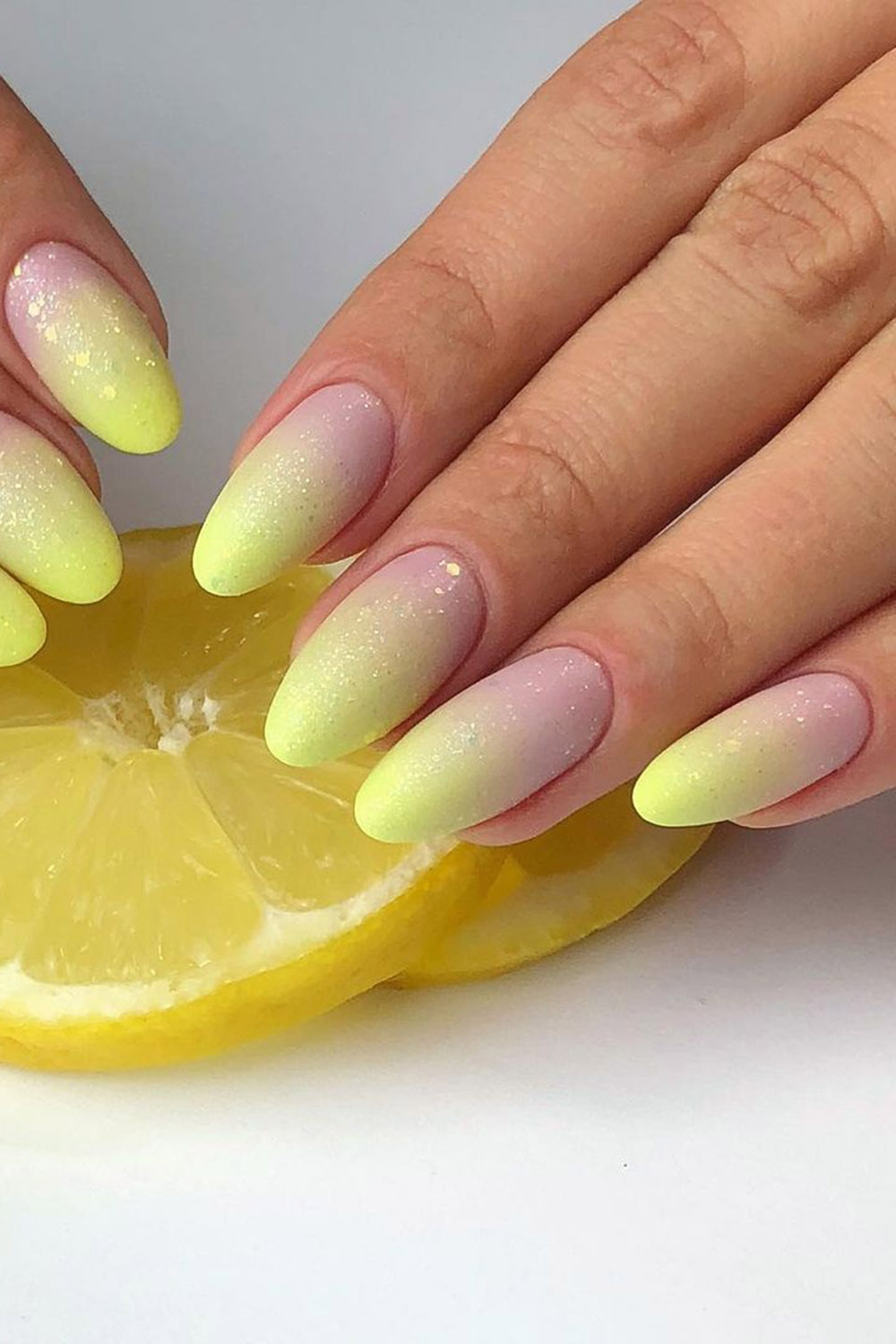 модный маникюр градиент лимонный