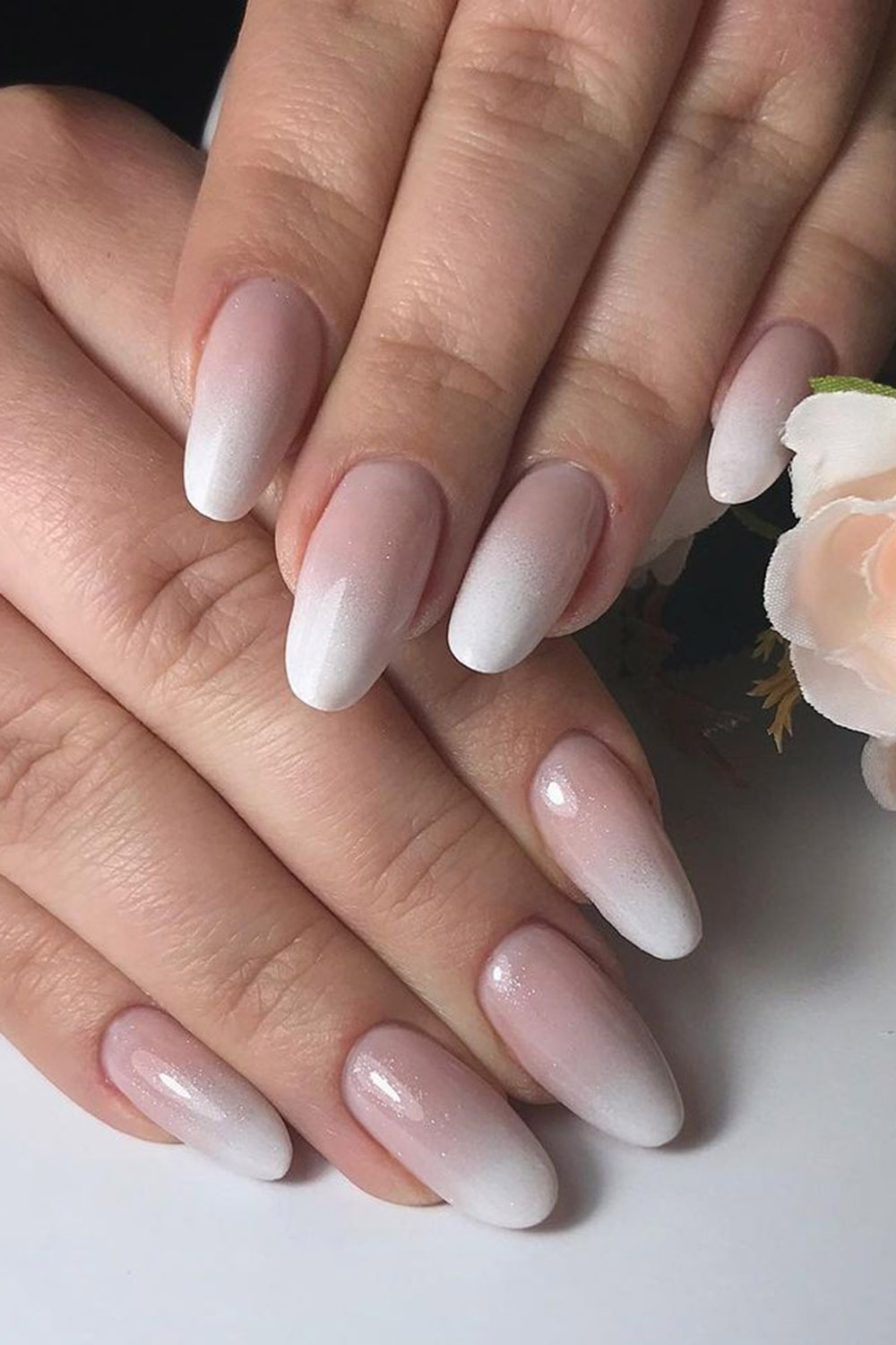 модный маникюр градиент молочный