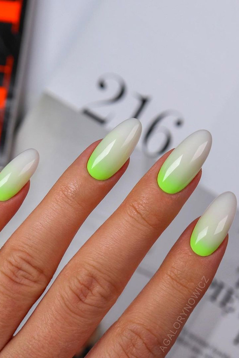 модный маникюр градиент салатный