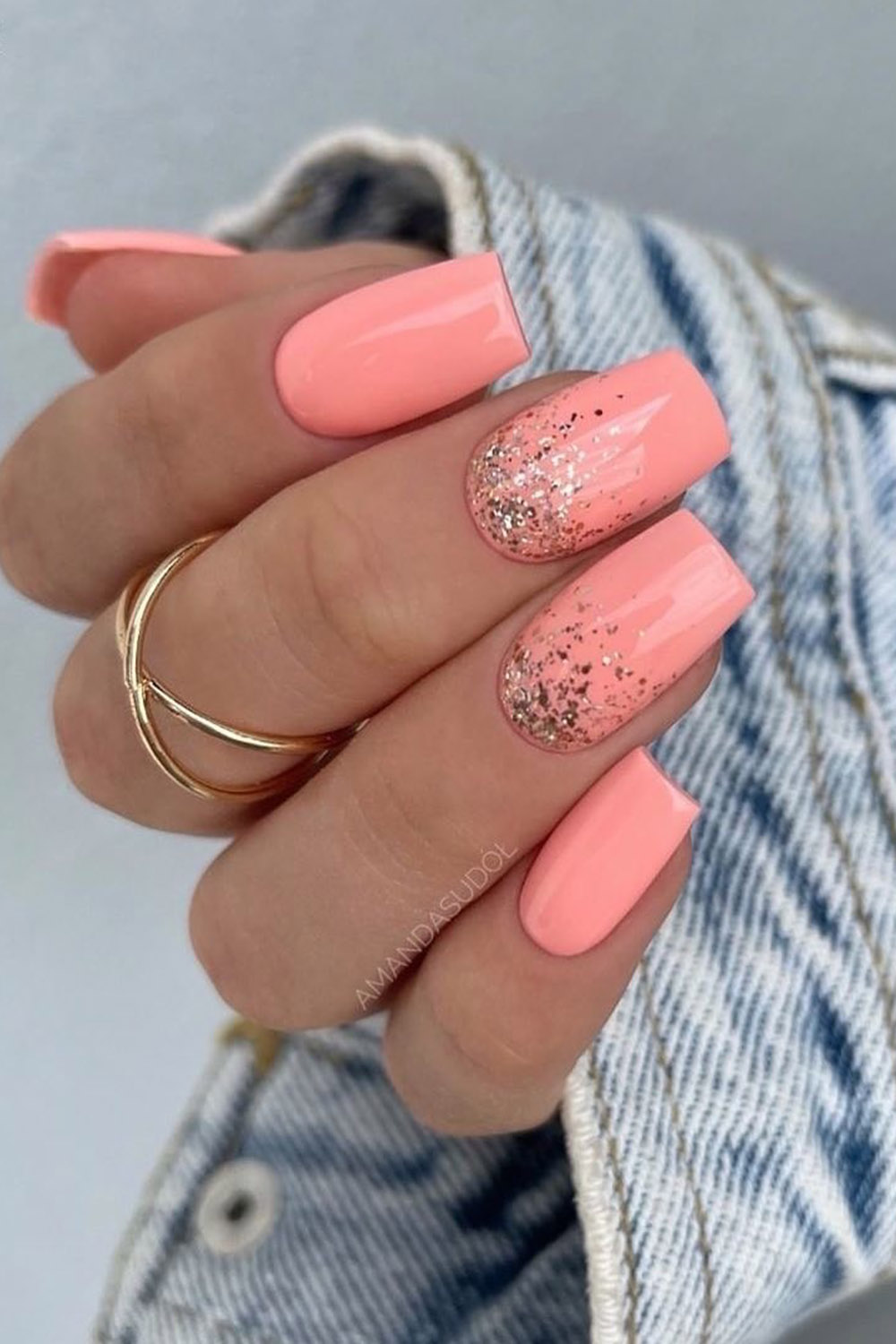 модный маникюр персиковый блестки
