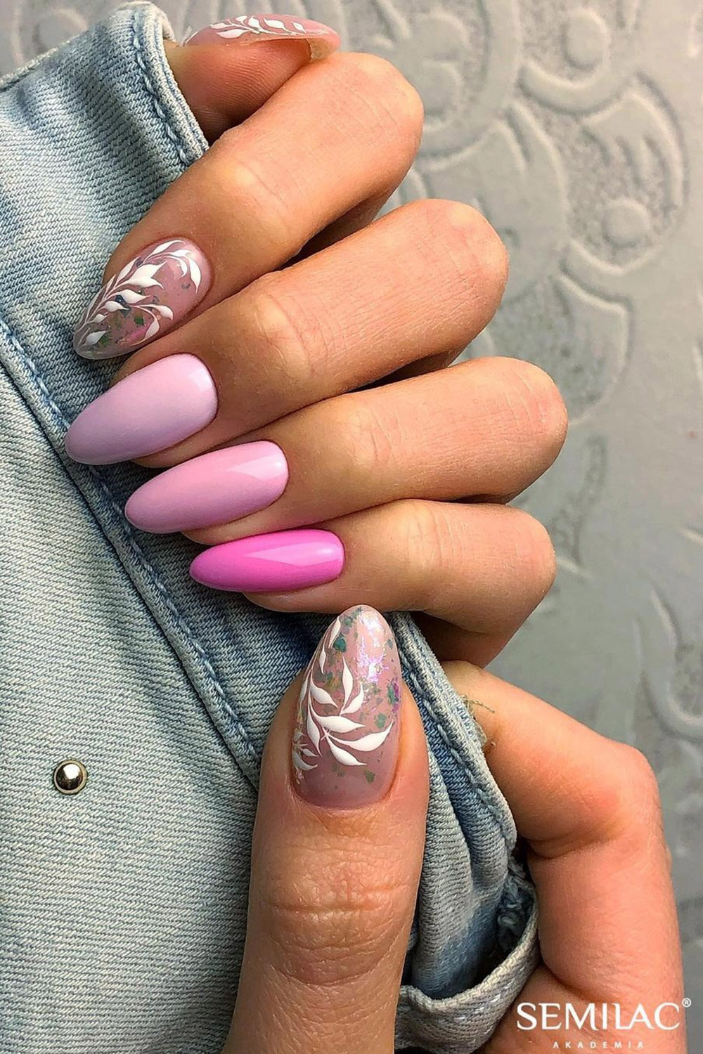 модный маникюр розовый белые листья