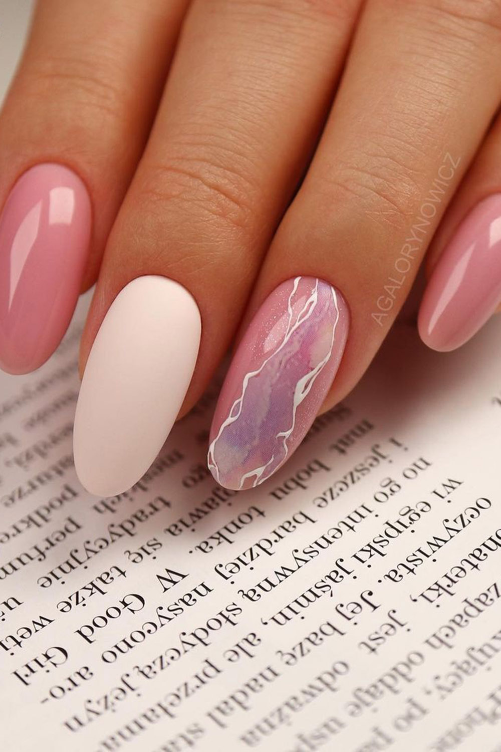 модный маникюр розовый перламутр