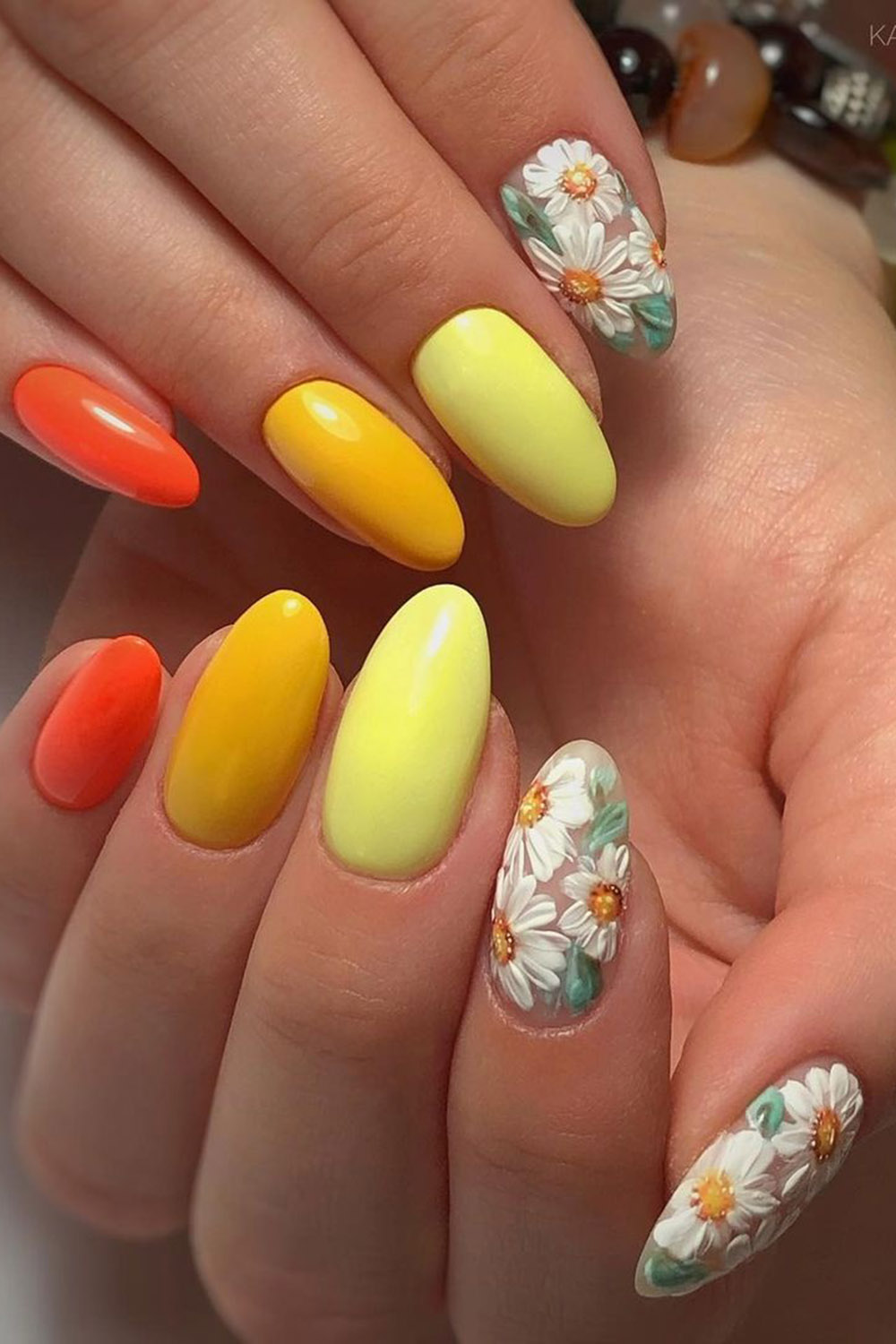модный маникюр ромашки