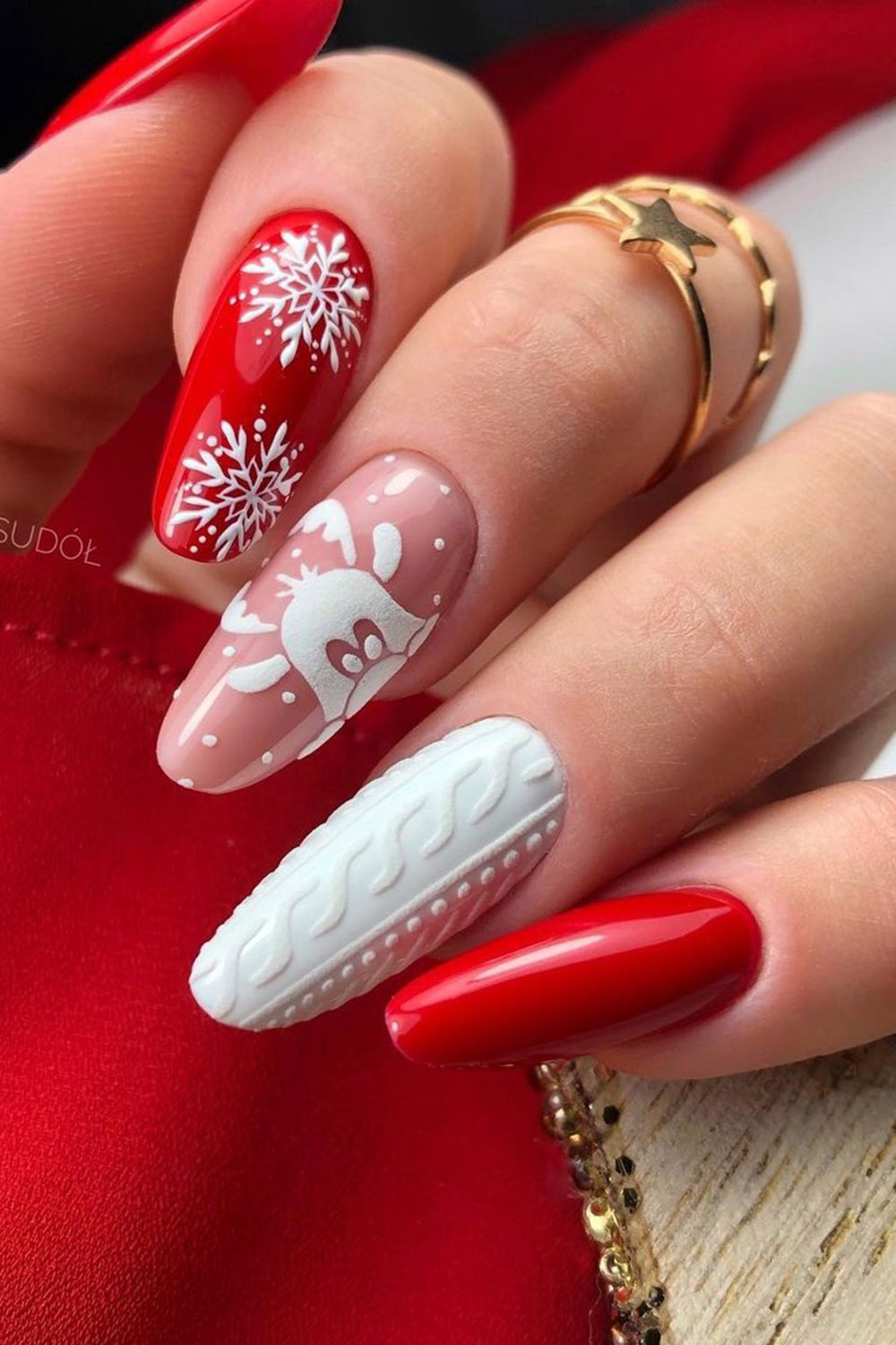 новогодний маникюр красный снежинки