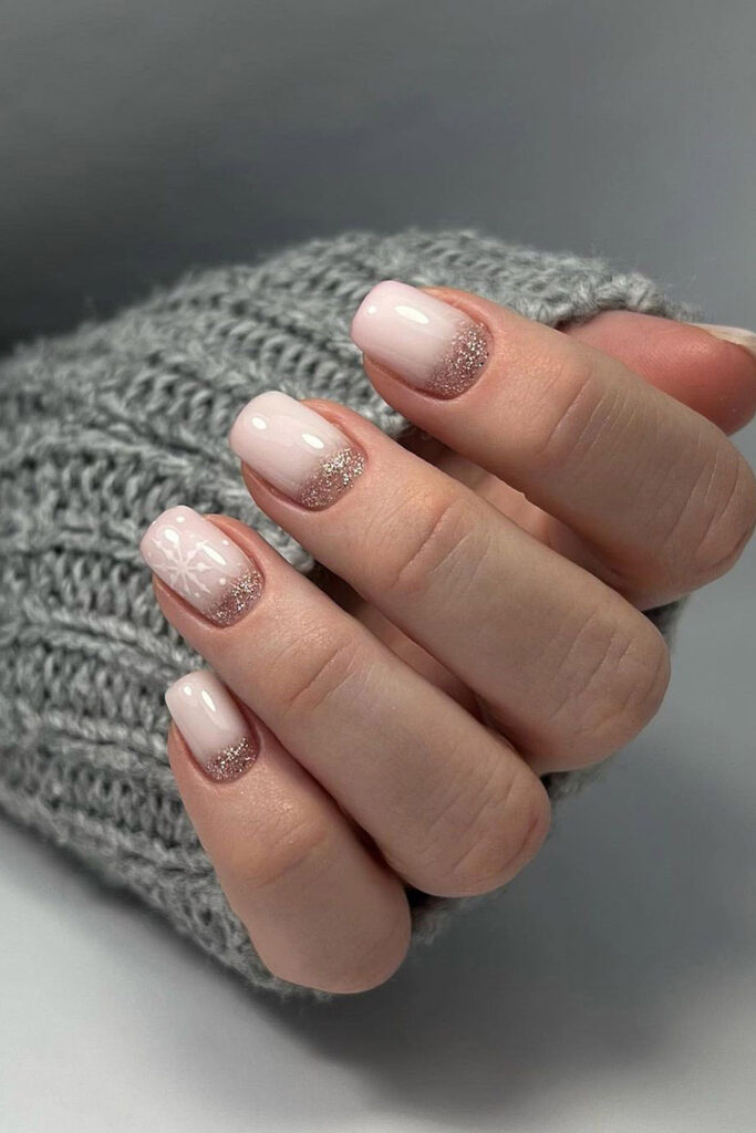 новогодний маникюр маникюр со снежинками глиттер