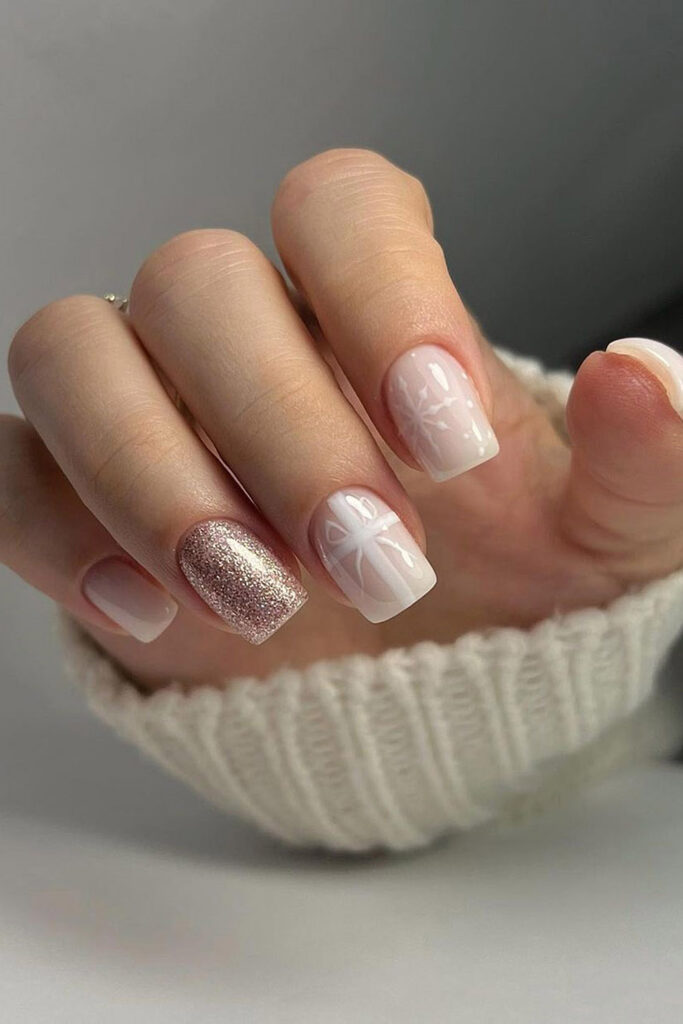 новогодний маникюр маникюр со снежинками нежный маникюр