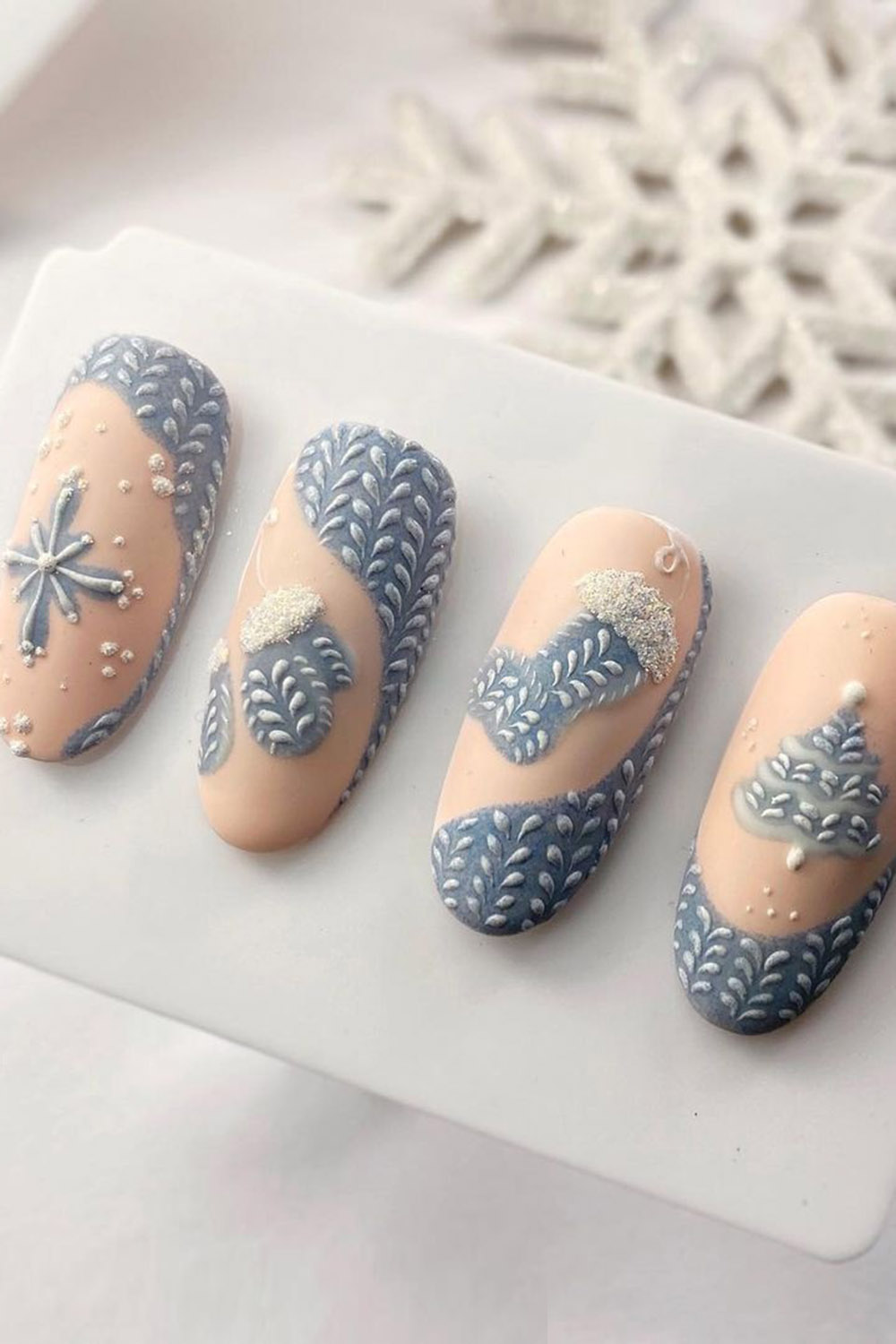 новогодний маникюр матовый варежки