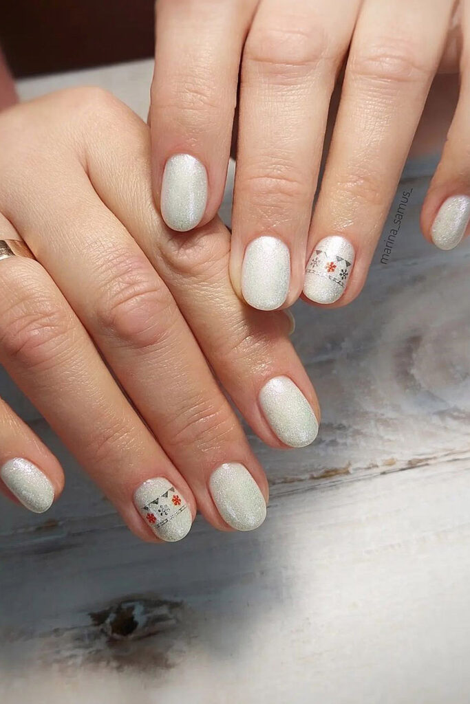 новогодний маникюр на короткие ногти светлый со снежинками