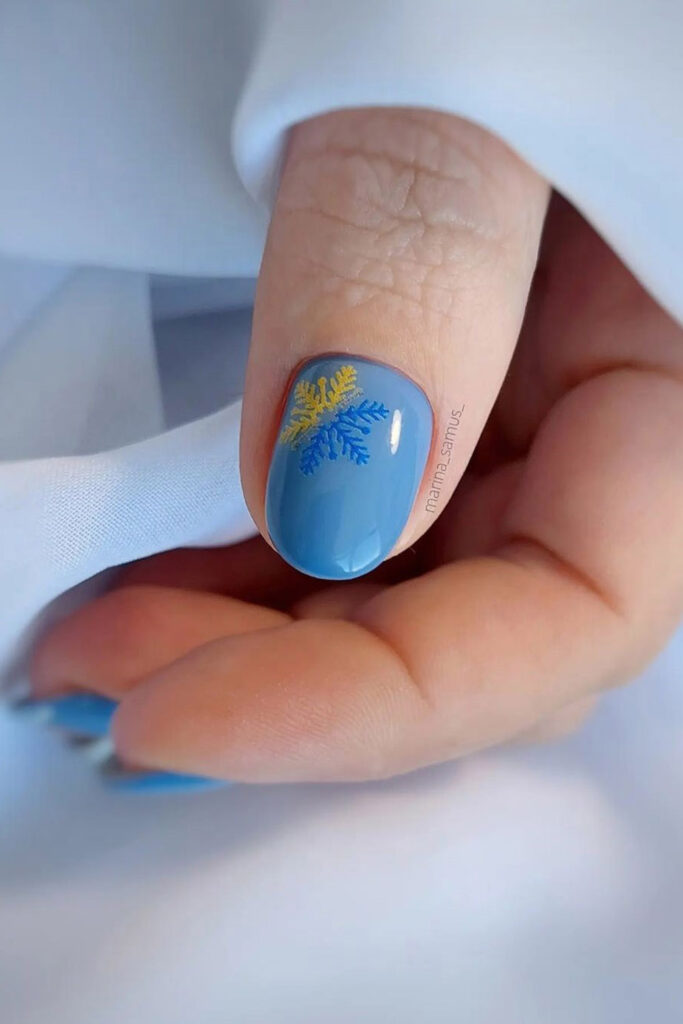 новогодний маникюр на короткие ногти со снежинками