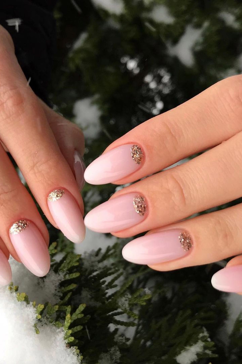 новогодний маникюр нежный серебрянные лунки