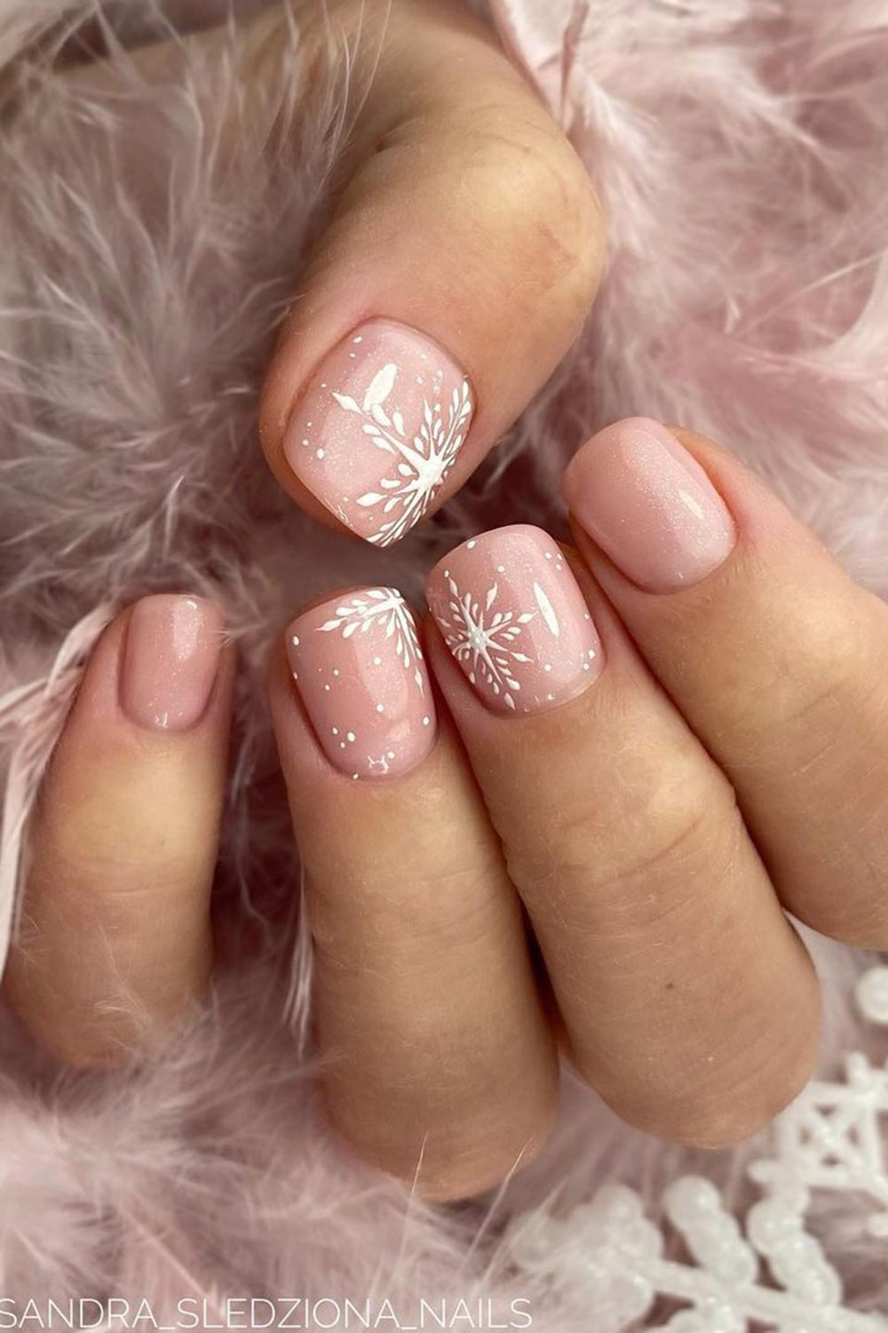 новогодний маникюр нежный снежинки