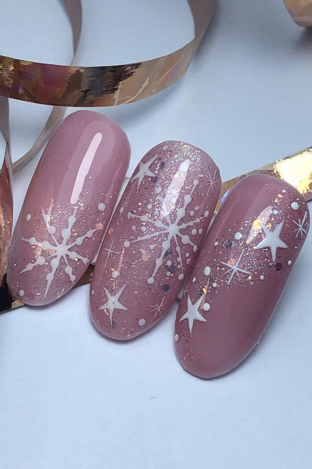 новогодний маникюр розовый снежинки