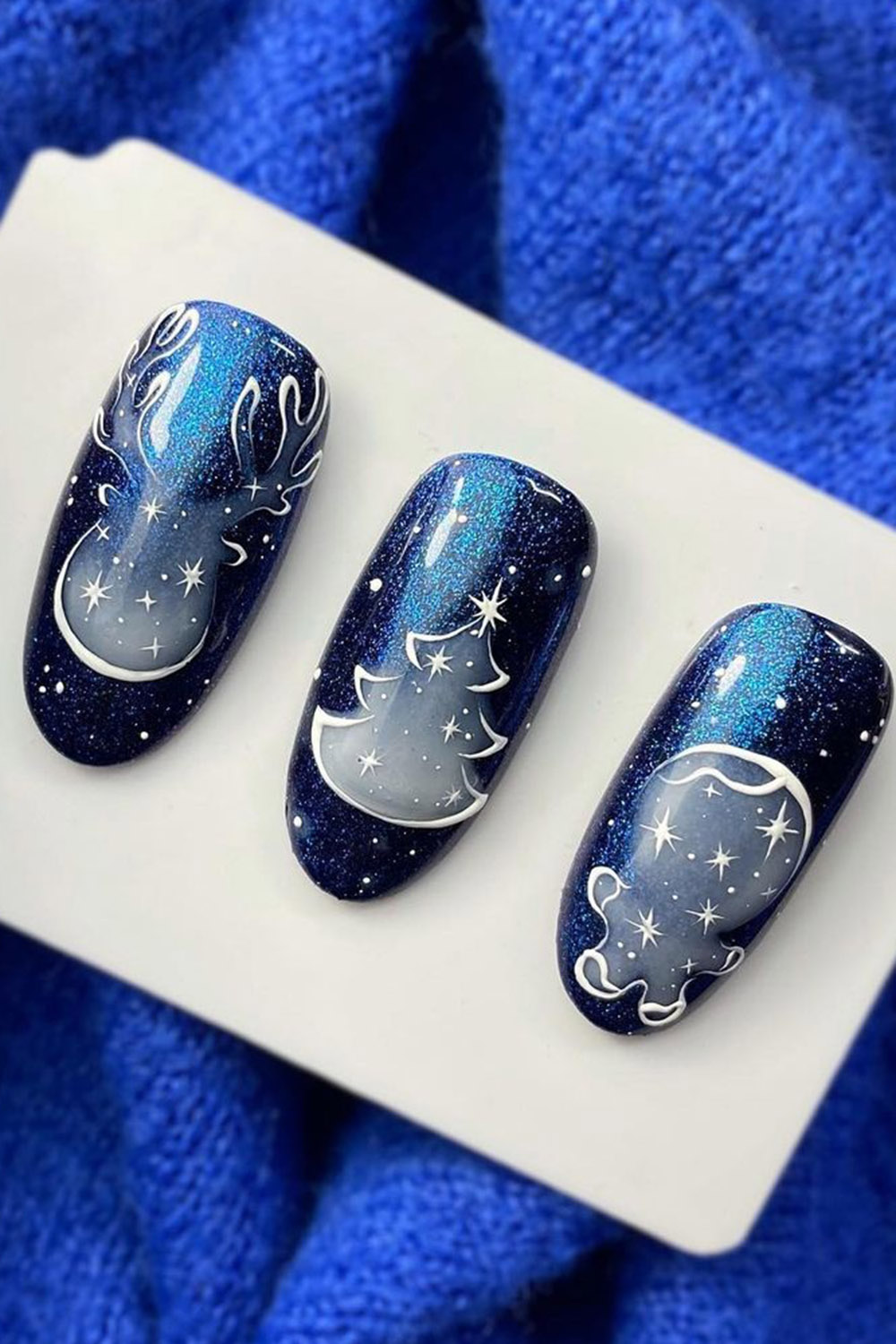 новогодний маникюр синий елка