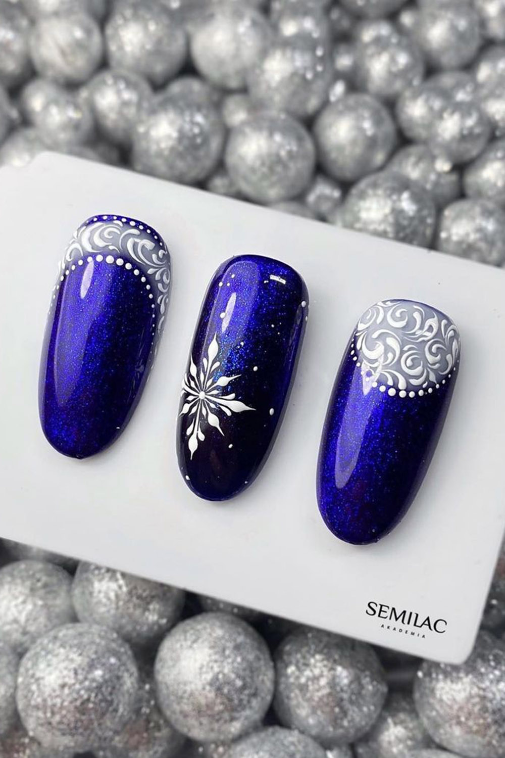 новогодний маникюр синий перламутровый снежинки