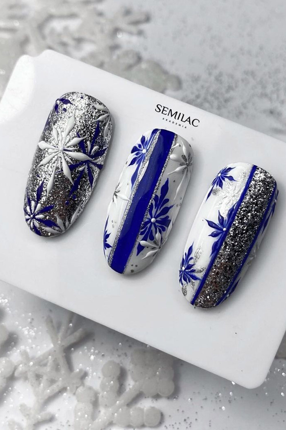 новогодний маникюр серебристый снежинки