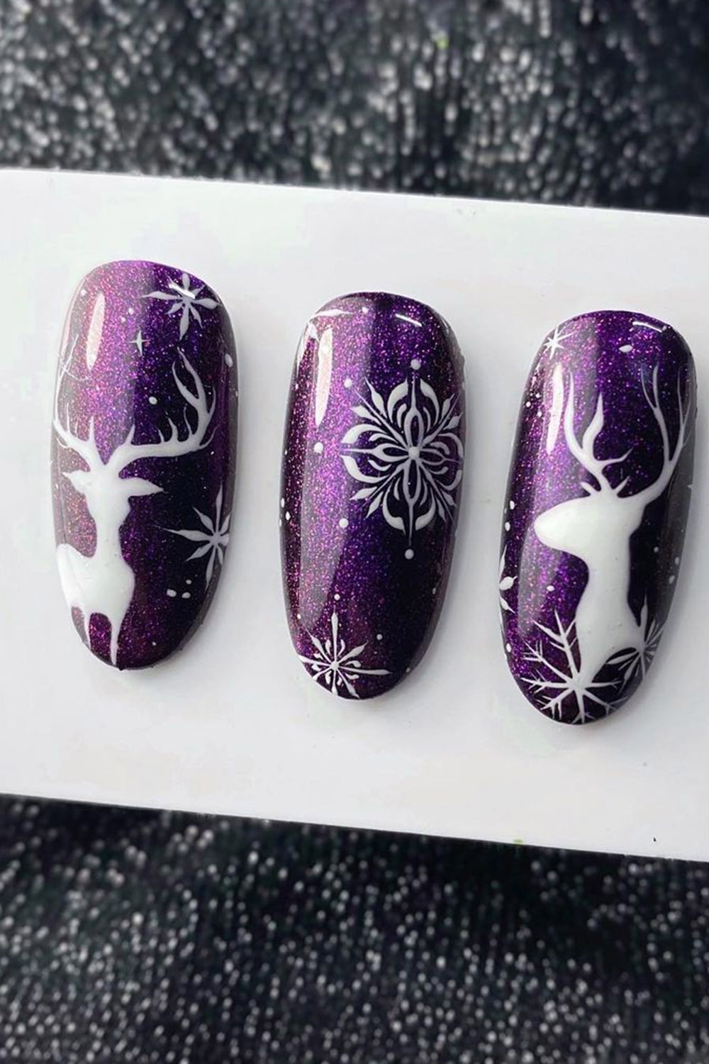 новогодний маникюр фиолетовый олени