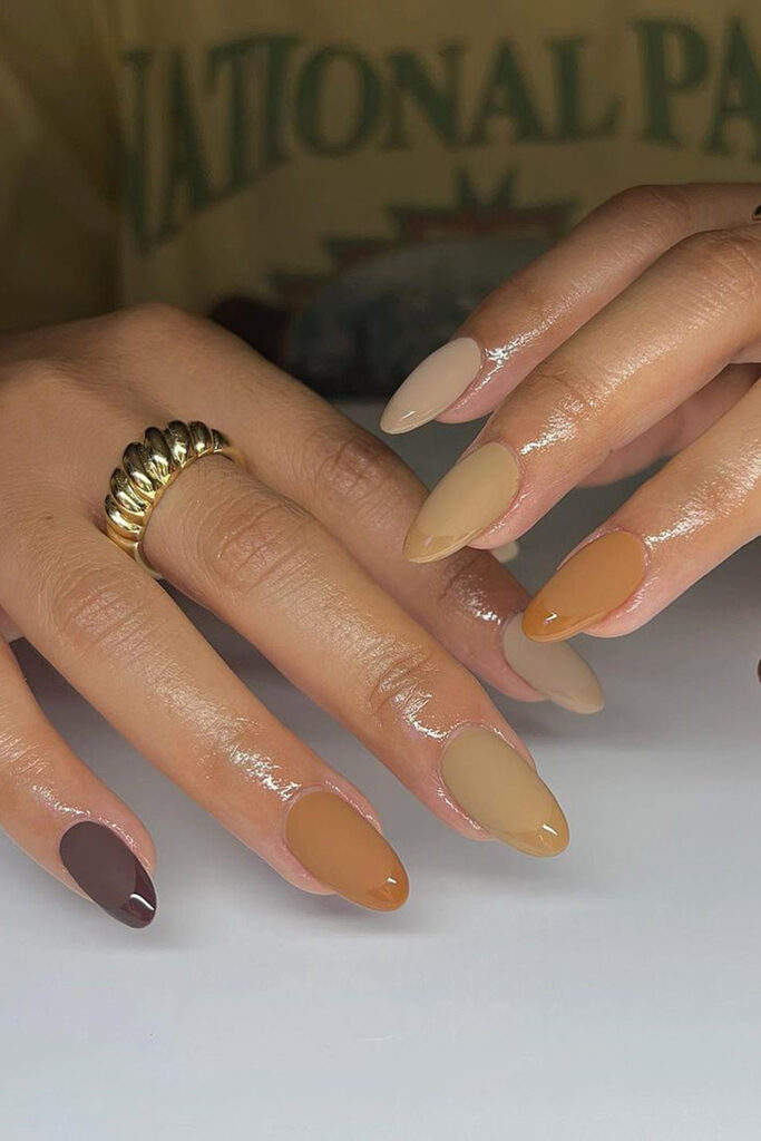 коричневый маникюр длинные ногти коричневый с бежевым