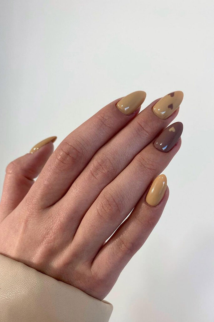 коричневый маникюр коричневый с бежевым