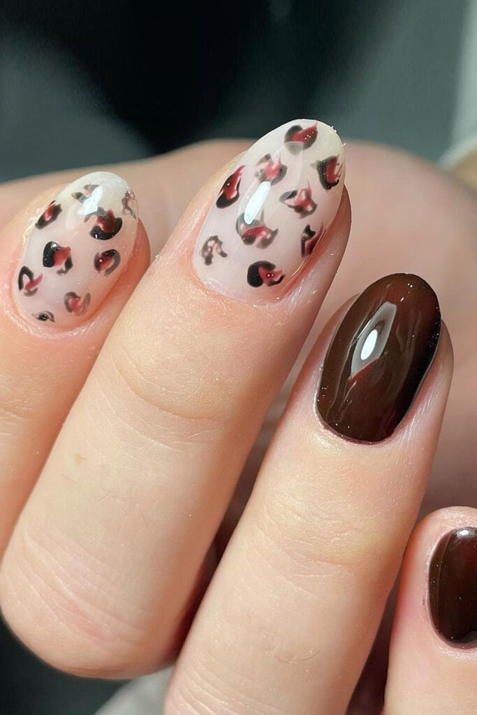 коричневый маникюр на короткие ногти декор